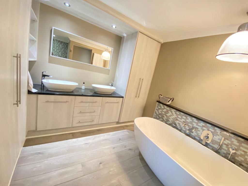 Loddey's Self Catering - By Collection * Strand